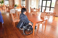 Medium_097　レストラン　テーブル